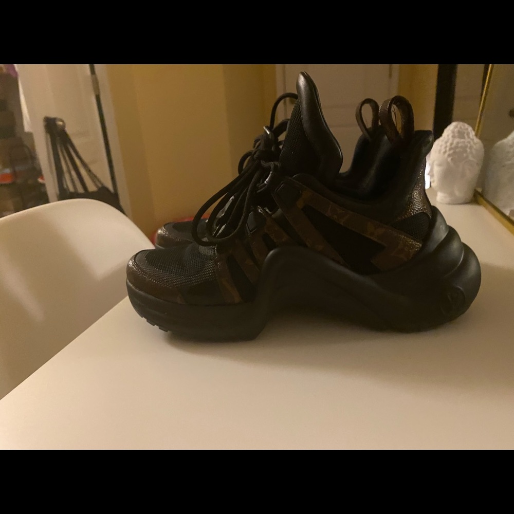 Black archlight Lv sneakers